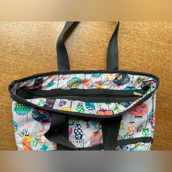 LESPORTSAC Small White and Patterned Duffle/Weekender Bag - Picture 7 of 8
